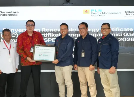 Telkom menerima Certificate of Appreciation dari PT EMI atas pemanfaatan REC dan SPE GRK dalam mendukung upaya dekarbonisasi. (Sumber: Dok. Telkom)