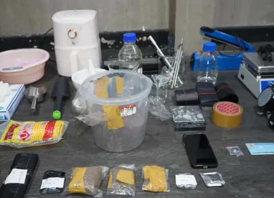 Barang bukti hasil pengungkapan clandestine lab atau laboratorium rumahan yang digunakan untuk memproduksi narkotika jenis tembakau sintetis di wilayah Gambir, Jakarta Pusat. (Sumber: Polda Metro Jaya)