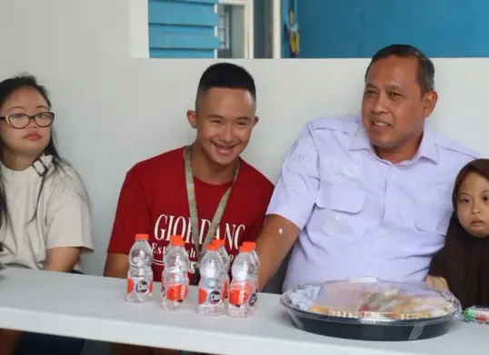 Wali Kota Bekasi, Tri Adhianto meninjau langsung kafe ramah disabilitas, MI-Caf 13%. (Sumber: Dok. Istimewa)