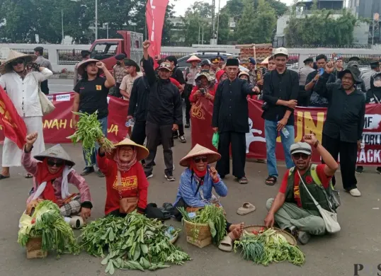 Sejumlah petani sayur bersama Sekjen AGRA, Saiful Wathoni dalam aksi di depan Gedung DPR, Senayan, Tanah Abang, Jakarta Pusat, Kamis, 24 September 2026. (Sumber: Poskota/Rizki Gojali)