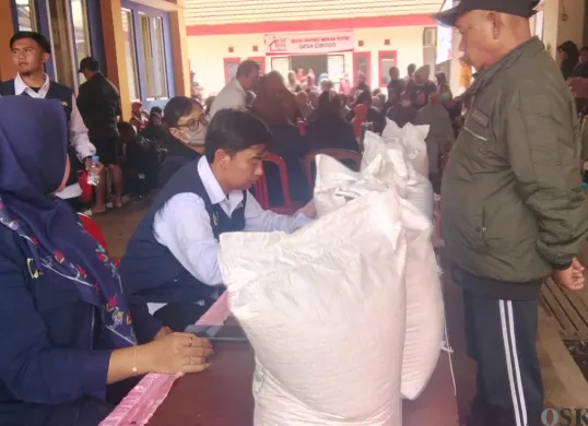 Warga mendapatkan bantuan pangan berupa beras di wilayah Lembang, Kabupaten Bandung Barat. (Sumber: Poskota/Gatot Poedji Utomo)