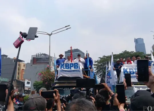 Aksi demonstrasi para buruh di Jalan Sudirman, Jakarta Pusat, Kamis, 24 September 2026. (Sumber: Poskota/Syifa Putri Anandhini)