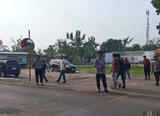 Polisi melakukan penyekatan aksi demo buruh di perbatasan Kemang - Tajurhalang, di Jalan Bomang, Desa Kalisuren, Kecamatan Tajurhalang, Kabupaten Bogor, Kamis, 24 September 2026. (Sumber: Poskota/Angga)