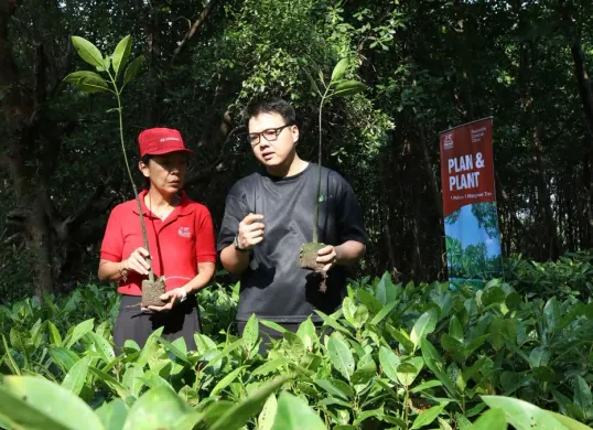 President Director & CEO Generali Indonesia Rebecca Tan dan CGO Jejakin Sudono Salim  saat seremoni tanam mangrove di Taman Wisata Alam Angke, PIK, Jakarta Utara, Kamis, 24 September 2026. (Sumber: Dok. Generali Indonesia)