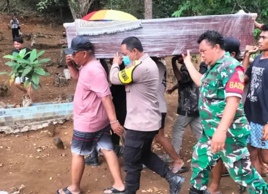 Suasana prosesi pemakaman Surahman, ABK Arupadhatu I yang hilang di Selat Sunda bersama rombongan 5 jurnalis. (Sumber: Poskota/Samsul Fatoni)