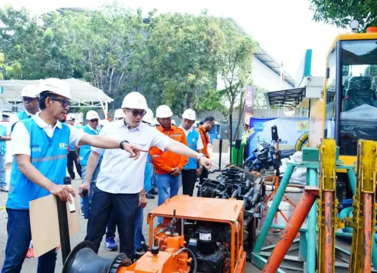 General Manager PLN UID Jakarta Raya, Moch. Andy Adchaminoerdin dan tim mengecek kesiapan peralatan dalam kegiatan Gelar Peralatan dan Personel KHS Horizontal Directional Drilling (HDD). (Sumber: Dok. Istimewa)