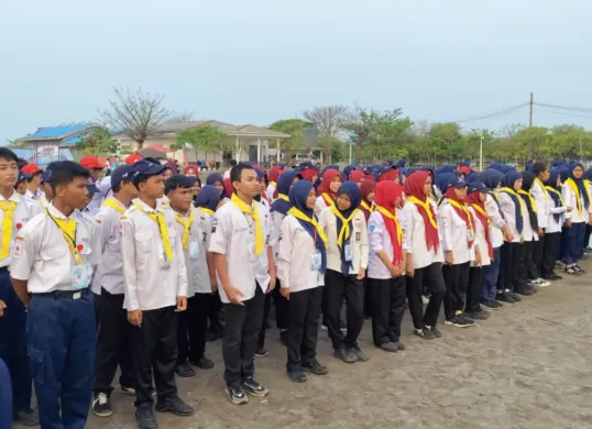 Ketua PMI Kabupaten Tangerang, Nurjaman terlihat sedang memberikan materi pertolongan pertama pada kecelakaan (P3K) dalam acara Jumbara di Lapangan Pos AL Tanjung Pasir, Kecamatan Teluknaga, Rabu, 23 September 2026. (Sumber: Istimewa)
