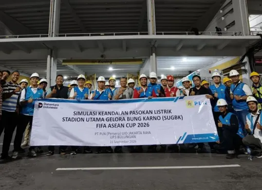 Personel PLN UID Jakarta Raya usai simulasi keandalan pasokan listrik FIFA ASEAN Cup 2026 di Stadion Utama Gelora Bung Karno (SUGBK), Jakarta Pusat. (Sumber: Dok. PLN UID Jakarta Raya)