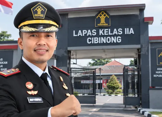 Profil Kalapas IIA Cibinong, Wisnu Hani Putranto yang jadi sorotan usai temuan hunian mewah di lapas. (Sumber: X/Lapas Cibinong edited by AI Generated)