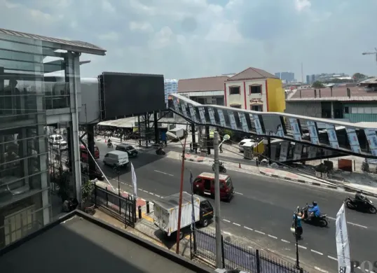 Potret progress pembangunan JPO Stasiun Bekasi, Jumat, 25 September 2026. (Sumber: Poskota/Dini Aghnny)