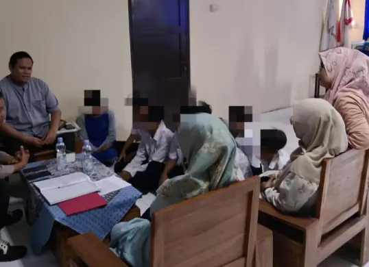 Petugas Polsek Pamarayan bersama guru memberikan pembinaan kepada murid yang viral membawa sajam dihadapan para orangtua murid. (Sumber: Polsek Pamarayan)
