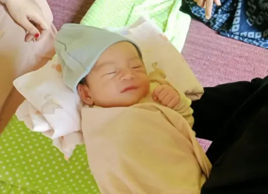 Bayi laki-laki dalam pengecekan kesehatan oleh bidan sekitar kondisi dipastikan sehat. (Sumber: Polsek Tajurhalang)