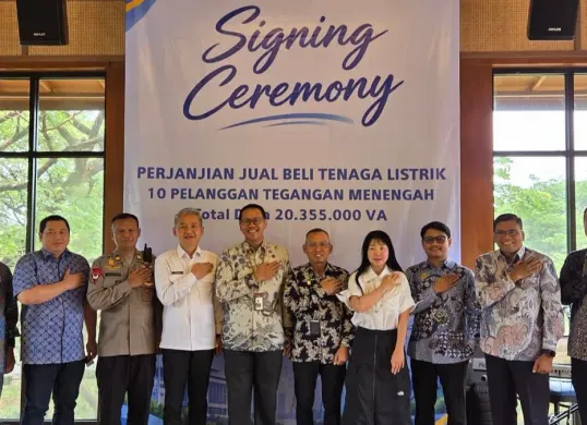 Jajaran PLN UP3 Ciracas dan seluruh pelanggan peserta penandatanganan SPJBTL usai pelaksanaan Signing Ceremony Perjanjian Jual Beli Tenaga Listrik Pelanggan Tegangan Menengah. (Sumber: Dok. PLN UID Jakarta Raya)