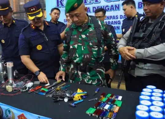 Petugas menggelar barang razia temuan di Rutan Kelas I Depok pada Rabu, 23 September 2026. (Sumber: Humas Rutan Kelas I Depok)