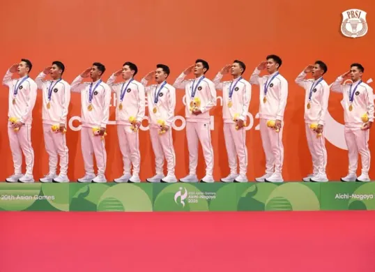 Tim bulu tangkis beregu putra Indonesia saat melakukan penghormatan di atas podium Asian Games Aichi-Nagoya 2026 usai menyumbangkan medali emas pertama bagi Indonesia. (Sumber: Dok. Instagram/@badminton.ina)