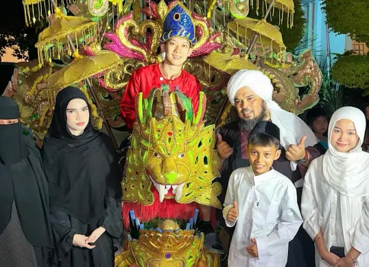 Momen Willie Salim menjalani sunat di usia 24 tahun bersama Ustaz Derry Sulaiman. (Sumber: Instagram/@willie27)