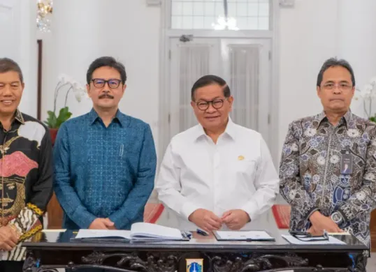 Gubernur DKI Jakarta, Pramono Anung, Direktur Utama PT SMI Reynaldi Hermansjah, dan Direktur Utama Bank Jakarta Agus H. Widodo usai penandatanganan perjanjian pembiayaan di Balai Kota Jakarta, Rabu (16/9) lalu. (Sumber: Istimewa)