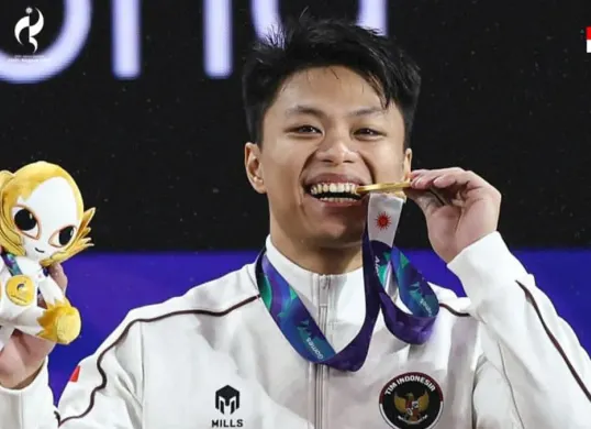 Atlet angkat besi Rahmat Erwin Abdullah berhasil menambah perolehan medali emas bagi Indonesia di Asian Games 2026. (Sumber: Instagram/@timindonesiaofficial)