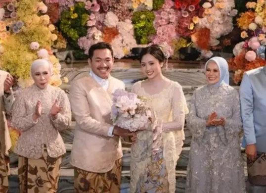 Putra Melly Goeslaw dan Anto Hoed yang bernama Abe Hoed resmi melamar putri anggota DPR RI Bambang Soesatyo. (Sumber: Instagram/@raffinagita1717)