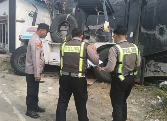 Petugas Unit Gakkum Satlantas Polres Serang melakukan olah TKP kecelakaan lalulintas di Simpang Asem yang melibatkan Honda Beat dan Vario. (Sumber: Polsek Cikande)