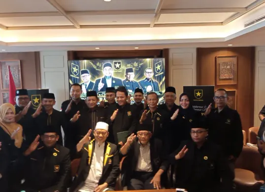 PENGUKUHAN – Ketua Umum Partai Ummat Ansufri Idrus Sambo bersama jajaran pengurus baru periode 2026-2031 saat pengukuhan di Jakarta. (Sumber: Istimewa)