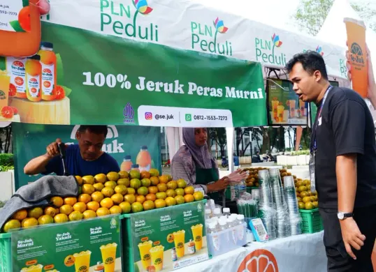 UMKM binaan PLN meramaikan Plaza Timur SUGBK dalam ajang FIFA ASEAN Cup 2026, satu di antaranya Se-Juk sebagai penjual minuman jeruk peras dari bahan jeruk segar. (Sumber: Dok. PLN UID Jakarta Raya)