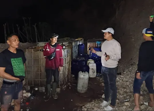 Polda Banten menggerebek penyalahgunaan BBM di di areal PT Yamika, Kampung Salira, Desa Salira, Kecamatan Pulo Ampel, Kabupaten Serang. (Sumber: Dok. Istimewa)