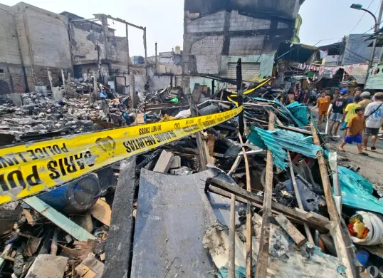Warga mencari sisa-sisa barang berharga yang masih bisa diselamatkan dari kebakaran 20 rumah di Kampung Muka, RT 09 RW 04, Kelurahan Ancol, Kecamatan Pademangan, Jakarta Utara, Minggu, 27 September 2026. (Sumber: Poskota/Angga Pahlevi)