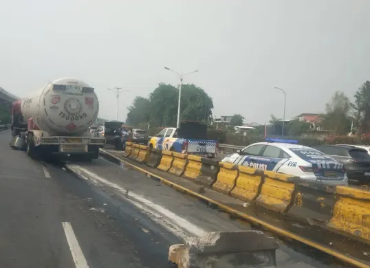 Kecelakaan truk tangki Pertamina dan mobil Mitsubishi Xpander di ruas Tol Jagorawi KM 1+400 Jalur A, Minggu, 27 September 2025. (Sumber: Dok. Polda Metro Jaya)