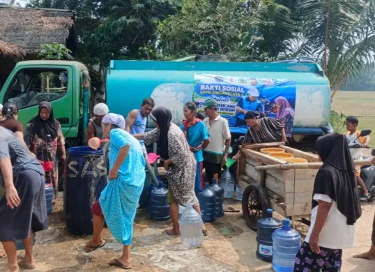 Ratusan warga Bulagor, Pagelaran, Kabupaten Pandeglang, Banten, antre menerima bantuan air bersih. (Sumber: Dok. Istimewa)