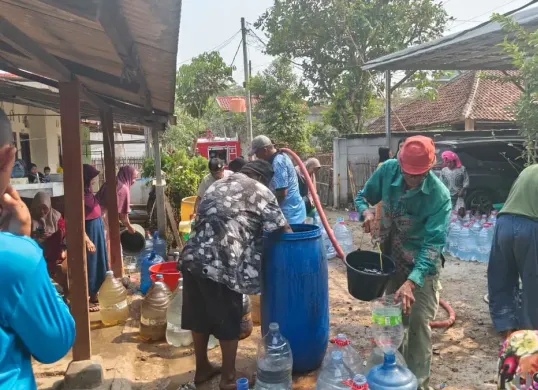 Distribusi air bersih kepada warga Desa Sodong, Kecamatan Tigaraksa, Kabupaten Tangerang, Banten. (Sumber: Poskota/Veronica Prasetio)