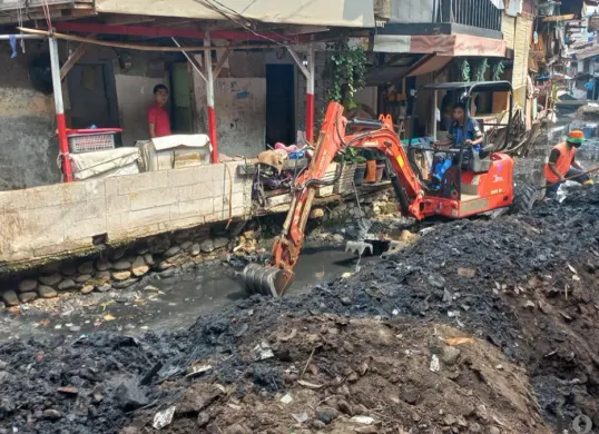 Pengerukan Anak Kali Krukut di Kawasan Kebon Melati, Tanah Abang, Jakarta Pusat, Senin 28 September 2026. (Sumber: Poskota/ Syifa)