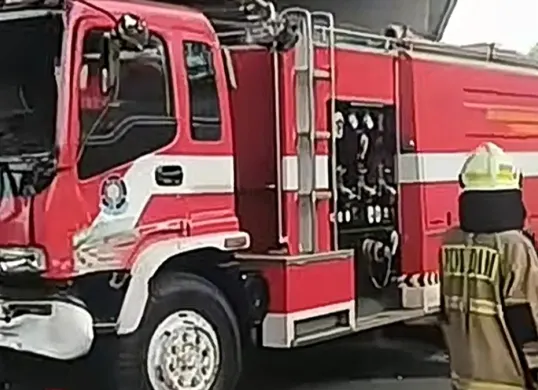 Kecelakaan beruntun libatkan Damkar, ambulans, dan bus Transjakarta di Pulogadung, Jakarta Timur. (Sumber: Tangkapan Layar TikTok/@cilincing_info)