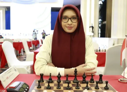 Gaya santai WIM Laysa Latifah di depan papan catur. Ia resmi mengamankan norma WGM dan menjadi Woman Grandmaster ke-4 sepanjang sejarah catur Indonesia. (Sumber: Dok. UNJ)