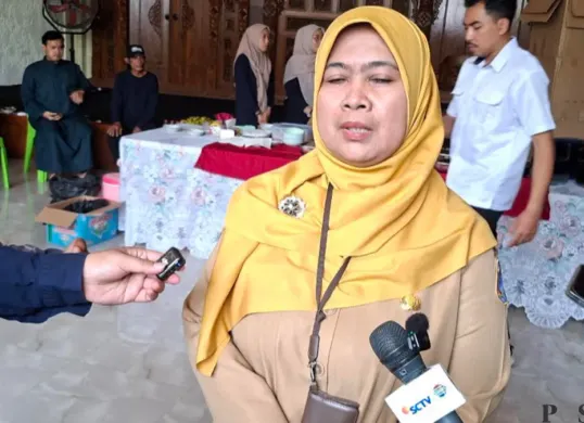 Wakil Kepala Dinas LH DKI Jakarta, Purwanti Suryandari membuka pilot projek pengolahan sampah di lingkungan RW 06 Srengseng Sawah, Jagakarsa Jakarta Selatan. (Sumber: Poskota/Angga)