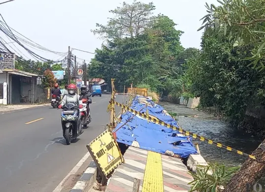 Trotoar Taman Secawan Depok yang amblas. (Sumber: Poskota/Angga)