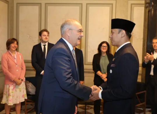 Menteri Koordinator Bidang Infrastruktur dan Pembangunan Kewilayahan Agus Harimurti Yudhoyono (AHY) (kanan) dan Presiden Konfederasi Swiss, Guy Parmelin (kiri), di Federal Palace, Bern, Swiss, Senin, 28 September 2026. (Sumber: Istimewa)