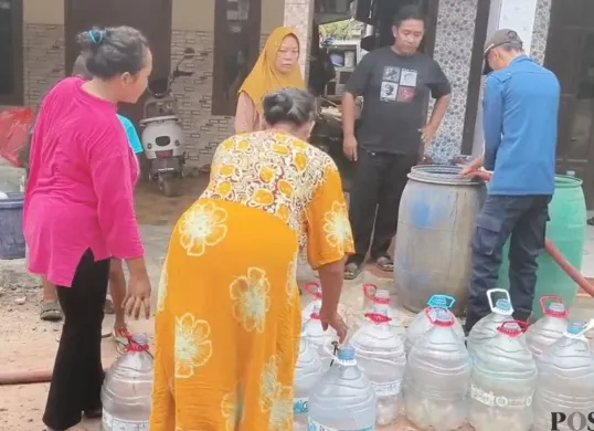 Antrean air bersih di Desa Cukanggalih, Kecamatan Curug, Kabupaten Tangerang, Banten. (Sumber: Poskota/Veronica Prasetio)