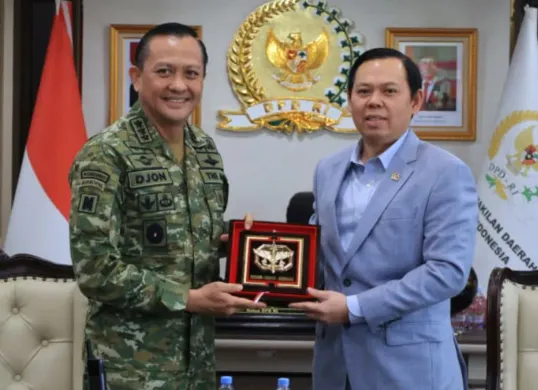 Ketua Dewan Perwakilan Daerah (DPD) RI Sultan Baktiar Najamudin (kanan) bersama Panglima Komando Pasukan Khusus (Kopassus) TNI Letjend Djon Afriyandi (kiri). (Sumber: Istimewa)