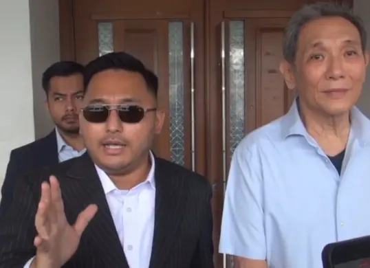 Kuasa hukum Jusuf Hamka, Sogi Bagaskara (kiri) dan pengusaha Jusuf Hamka (kanan) usai persidangan kasus kasus dugaan manipulasi informasi elektronik dan konten deepfake. (Sumber: Istimewa)