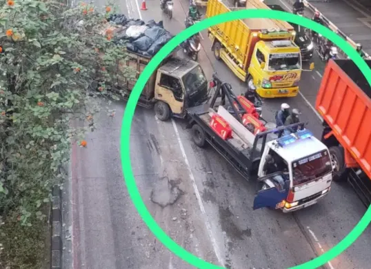 Truk sampah menabrak separator busway di sekitar Halte Gerbang Pemuda, Jakarta, Selasa, 29 September 2026. (Sumber: Istimewa)