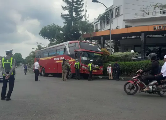 Sejumlah petugas saat mengatur lalu lintas di kawasan terminal Kadubanen Pandeglang. (Sumber: Dok. Istimewa)