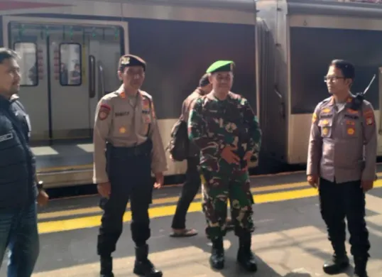 Polisi melakukan pengamanan penyekatan massa di Stasiun KRL Bojonggede. (Sumber: Polsek Bojonggede)