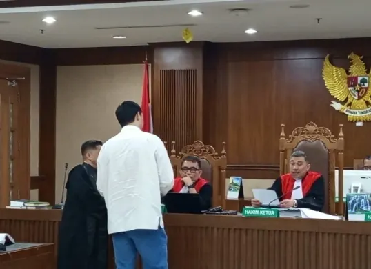 Saksi korban Vincent Leo Carlius menunjukkan surat permintaan maaf terdakwa Bangun Paulus Tudungta kepada majelis hakim dalam sidang dugaan pemerasan di PN Jakarta Pusat. (Sumber: Istimewa)