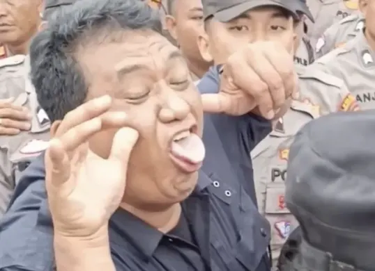 Bripka Masagus Muchamad Ginta Meiro menjadi sorotan setelah videonya saat mengawal aksi Hari Tani di Bengkulu viral di media sosial. (Sumber: Facebook)