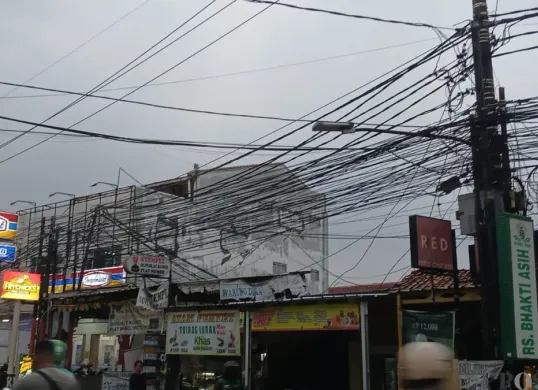 Kondisi kabel-kabel di sekitar ruas jalan Karang Tengah, Kota Tangerang, Banten, Rabu, 30 September 2026. (Sumber: Poskota/Rizki Gojali)