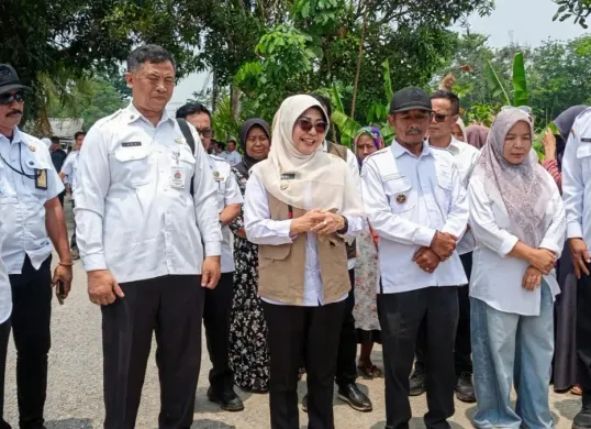 Bupati Pandeglang, Dewi Setiani bersama jajarannya saat meresmikan jalan program Bang Andra, Rabu, 30 September 2026. (Sumber: Dok. Istimewa)