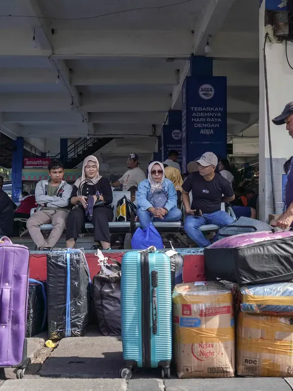 Mudik Awal di Terminal Kampung Rambutan