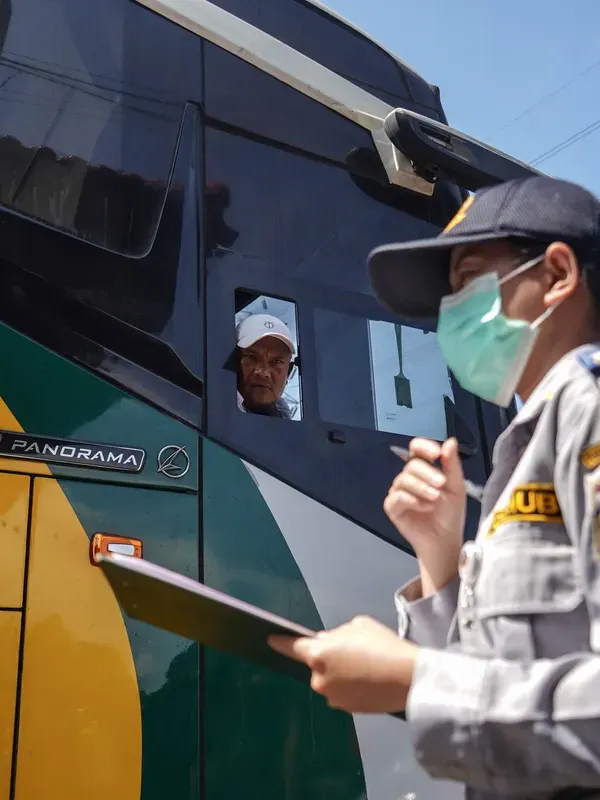 Uji Kelaiakan Aramada Bus Mudik di Terminal Kampung Rambutan