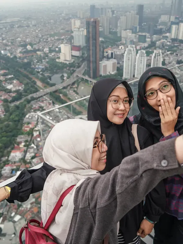 Ngabubirit Sembari Menikmati Lanskap Kota Jakarta